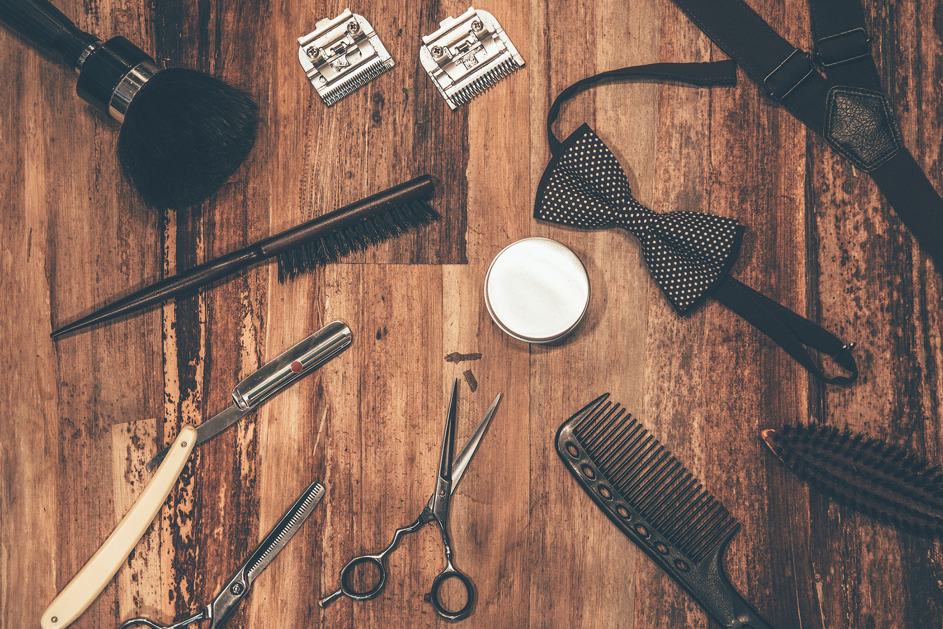 Парикмахерские инструменты на столе